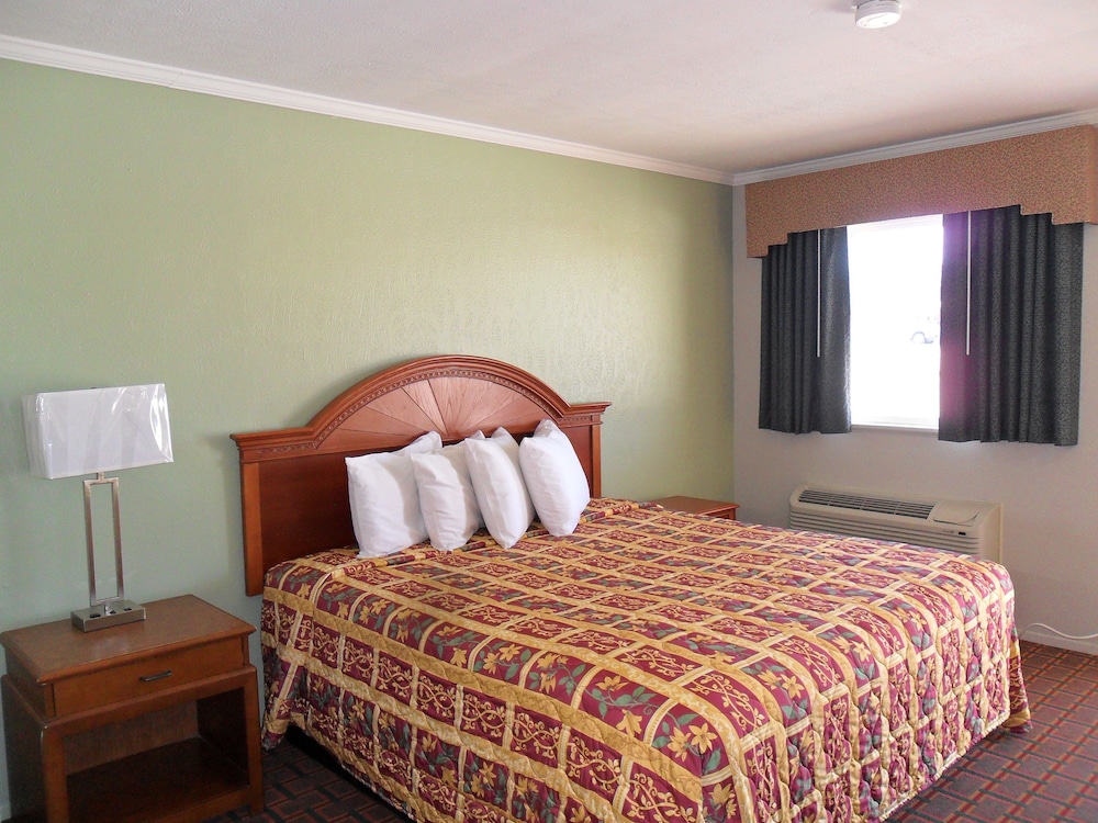 Room, 1 King Bed, Non Smoking photo 3