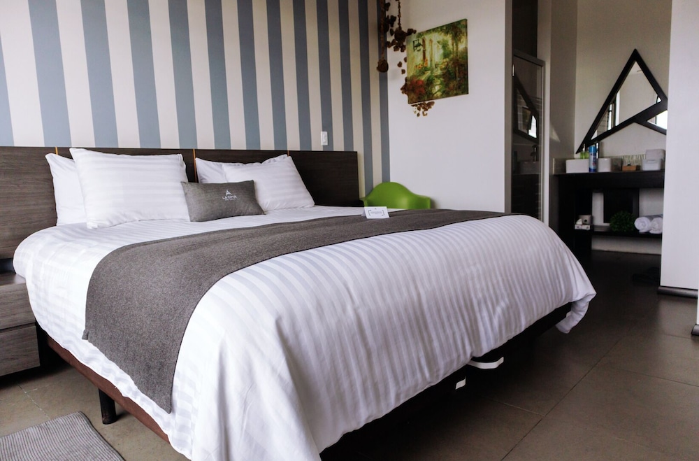 Standard Single Room, 1 King Bed photo 2