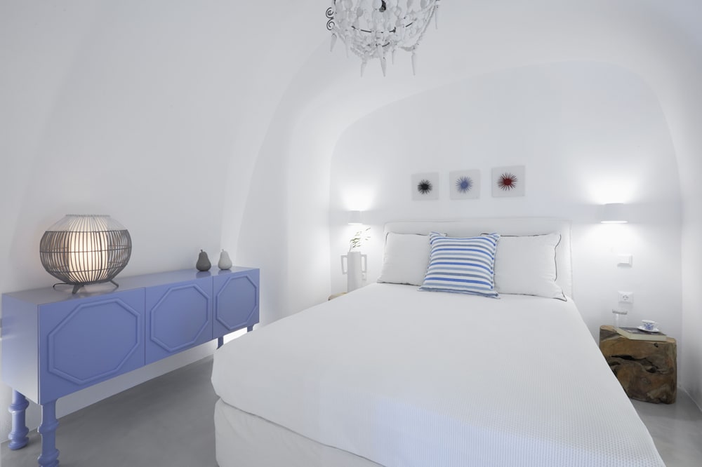 2 Bedrooms , Cave House with Outdoor Hot Tub & Caldera View