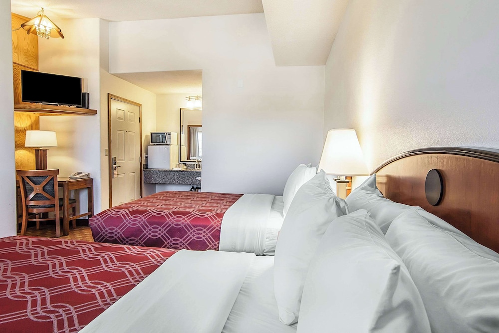 Standard Room, 2 Queen Beds - Photo 1