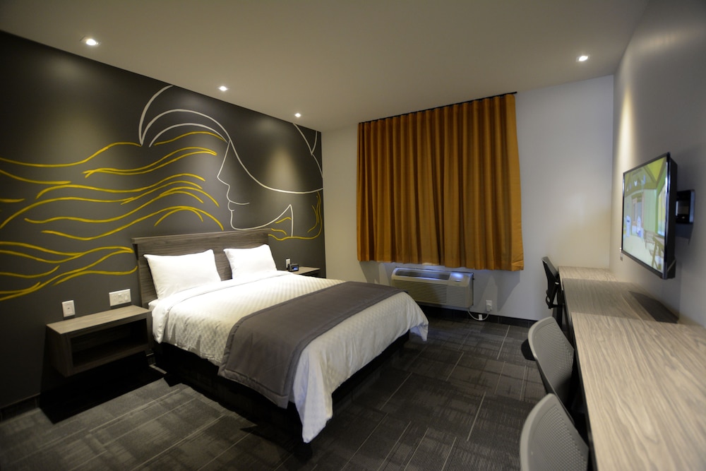 Superior Room, 1 Queen Bed, Accessible photo 1