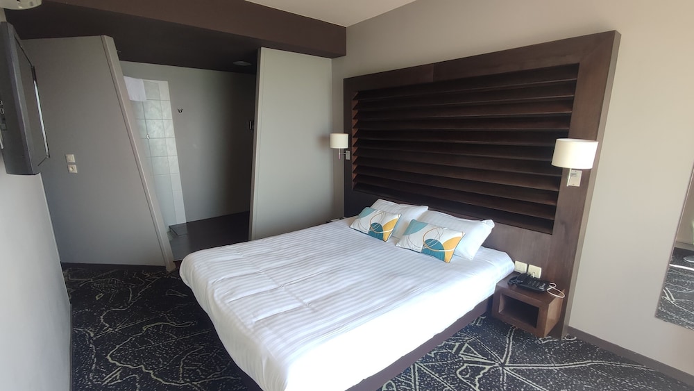 Superior Double Room, 1 Queen Bed, Balcony, Sea Facing photo 1