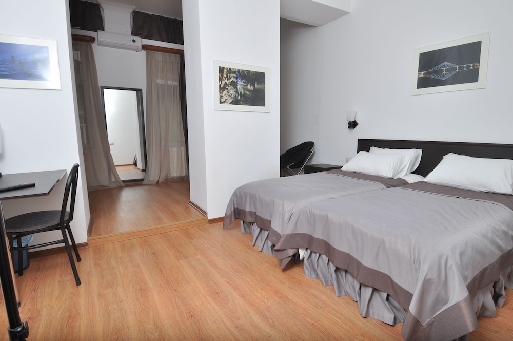Family Room, 3 Twin Beds