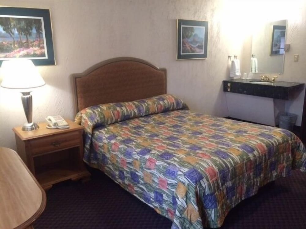 Standard Room, 1 Queen Bed photo 2