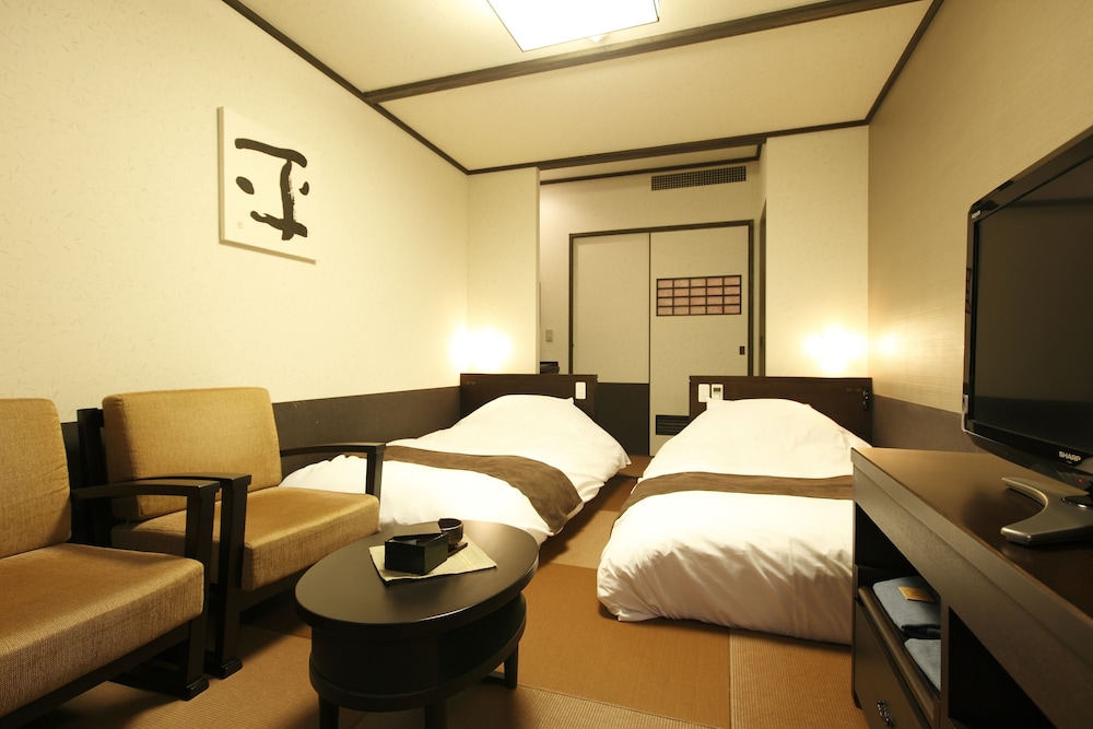Japanese Style Twin Room (2 Beds or 2 Bed or 2 mattresses) - Photo 12