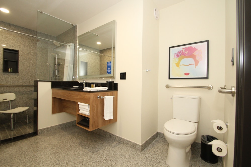 Business Room, 1 King Bed, Accessible - Photo 4