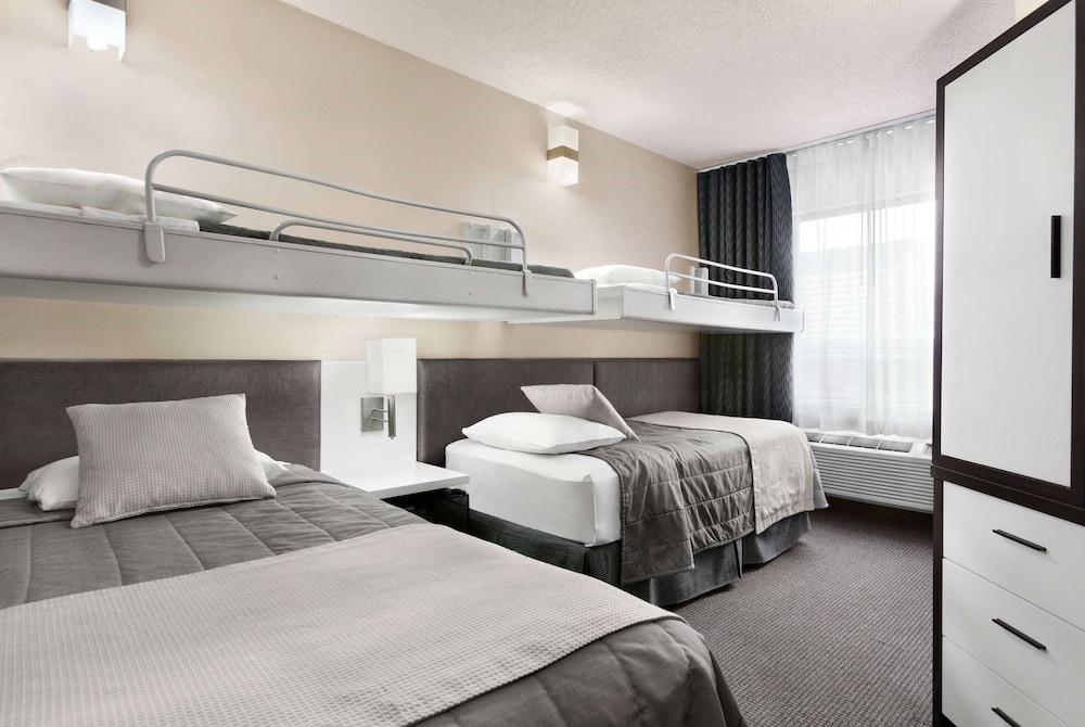 Standard Room, Multiple Beds, Non Smoking photo 1