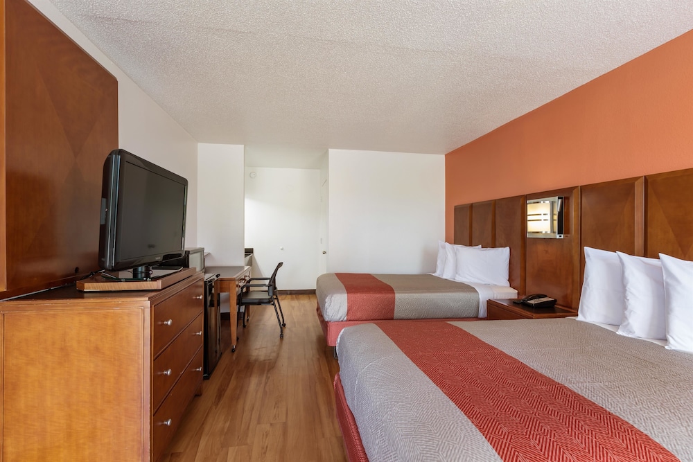 Standard Room, 2 Queen Beds, Smoking, Refrigerator & Microwave photo 3