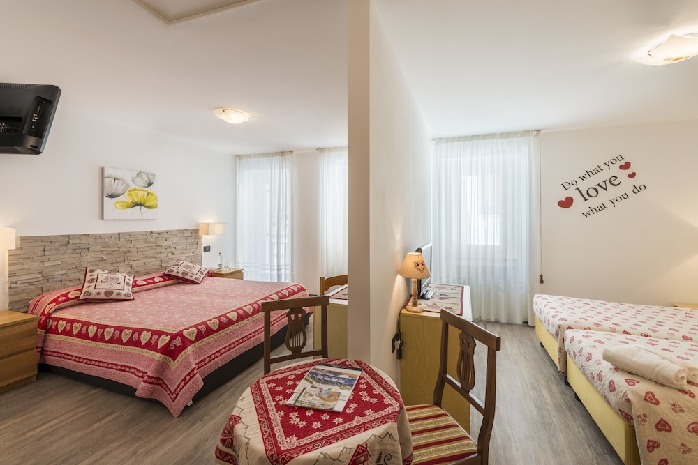Family Room, 2 Queen Beds photo 1