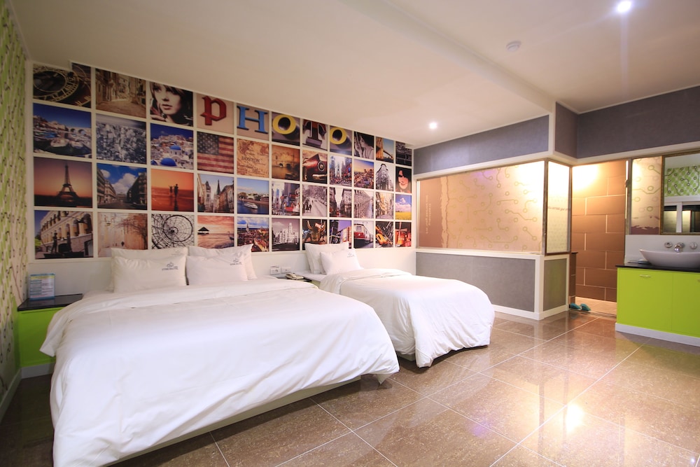 Twin Room (Base Occupancy is 2 pax, Extra Person Fee 10,000 KRW) photo 1