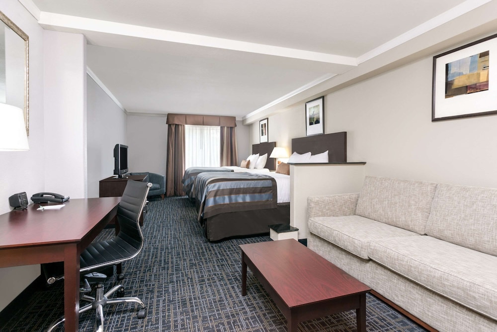 Room, Non Smoking (2 Queens with sofa bed)