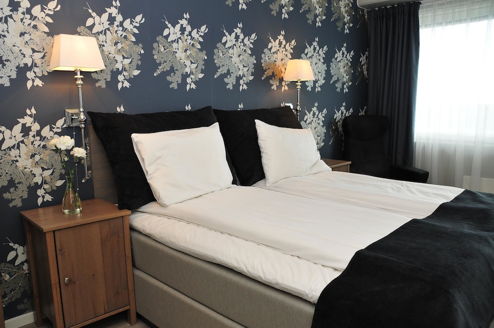 Suite, 1 Double Bed, Non Smoking, Balcony (Living Room) photo 2