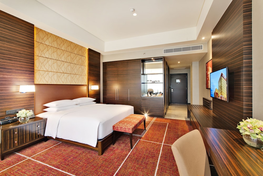 Room, 1 King Bed (Club Access) photo 1