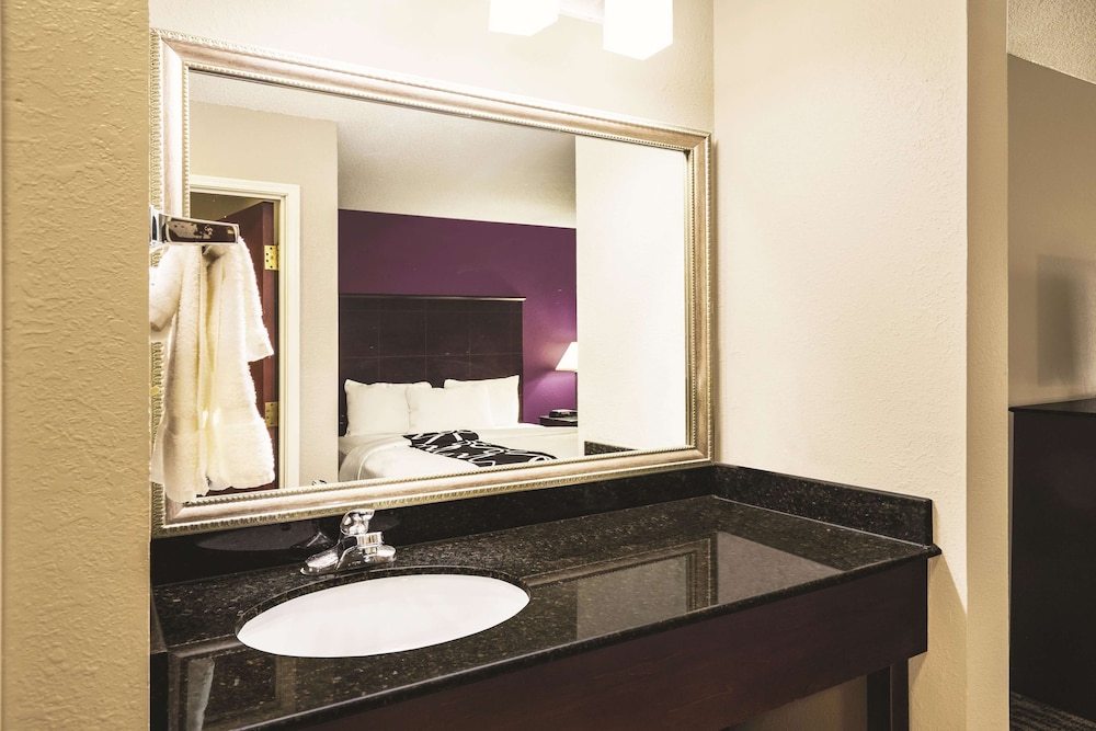 Deluxe Room, 1 King Bed, Non Smoking - Photo 4