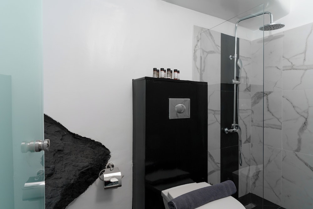 Honeymoon Suite (Outdoor Jetted Tub and Caldera View) - Photo 8