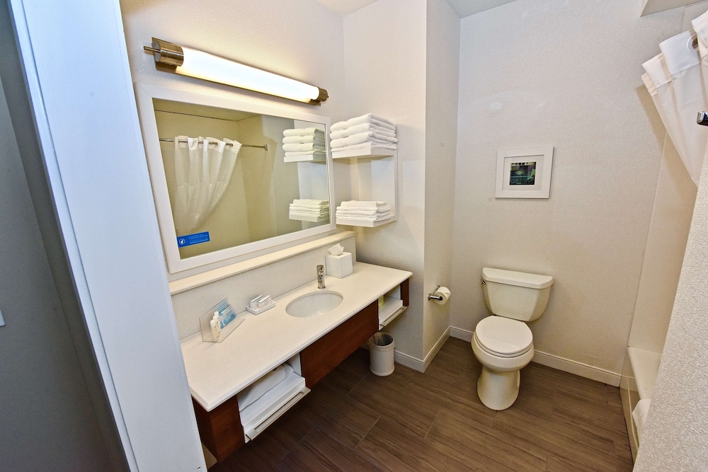 Room, 2 Queen Beds, Accessible, Bathtub photo 2