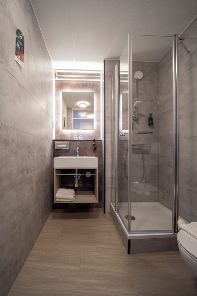 Family Quadruple Room (with Shower) - Photo 7