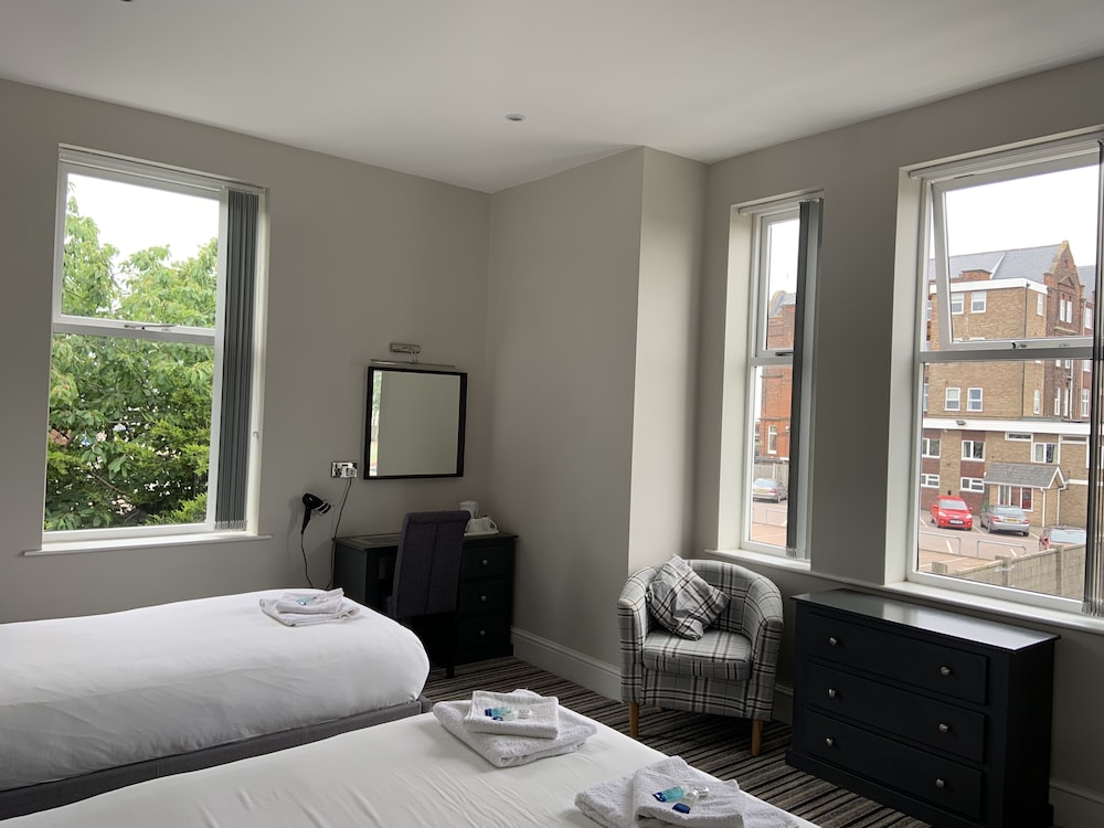 Suite, Ensuite photo 1