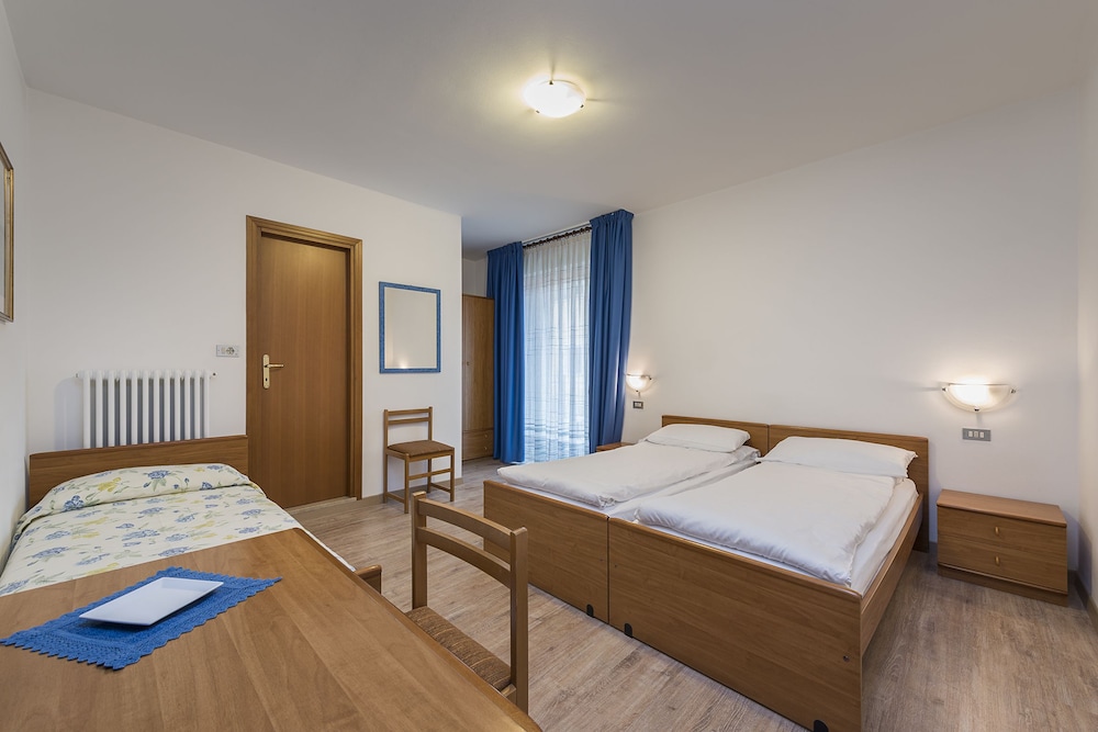 Room, Multiple Beds, Balcony