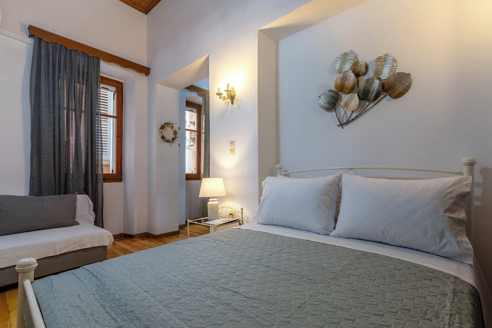 City Apartment, 1 Queen Bed With Sofa Bed