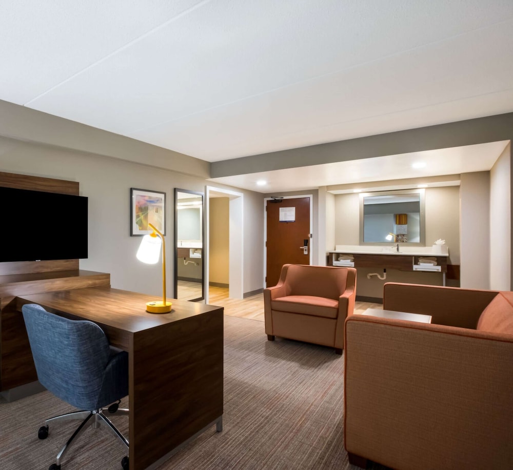Suite, 2 Queen Beds, Refrigerator & Microwave (Wet bar)
