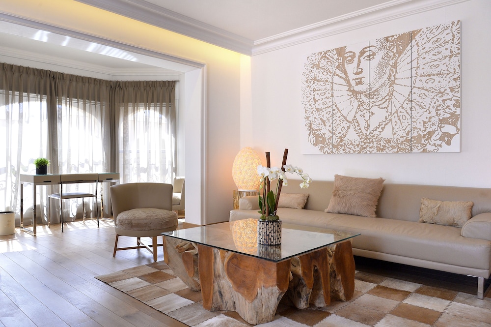 Suite - Photo 1