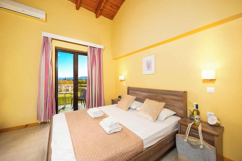 Family Room, Balcony, Garden View photo 2