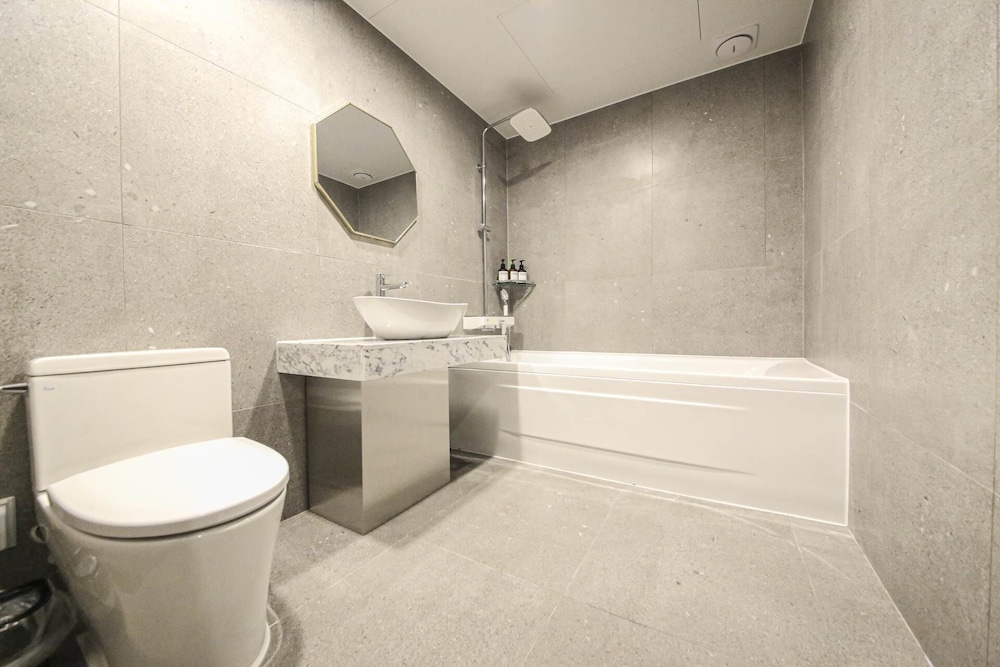Royal Table / Free Ramyeon, Table, Air purifier, Styler, Netflix, Free Laundry & Dry, Free Amenities - Photo 6