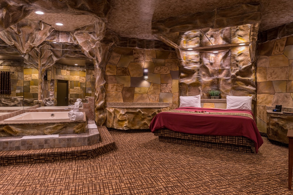 Cave Theme Suite with Jetted Tub & Fireplace - Photo 4
