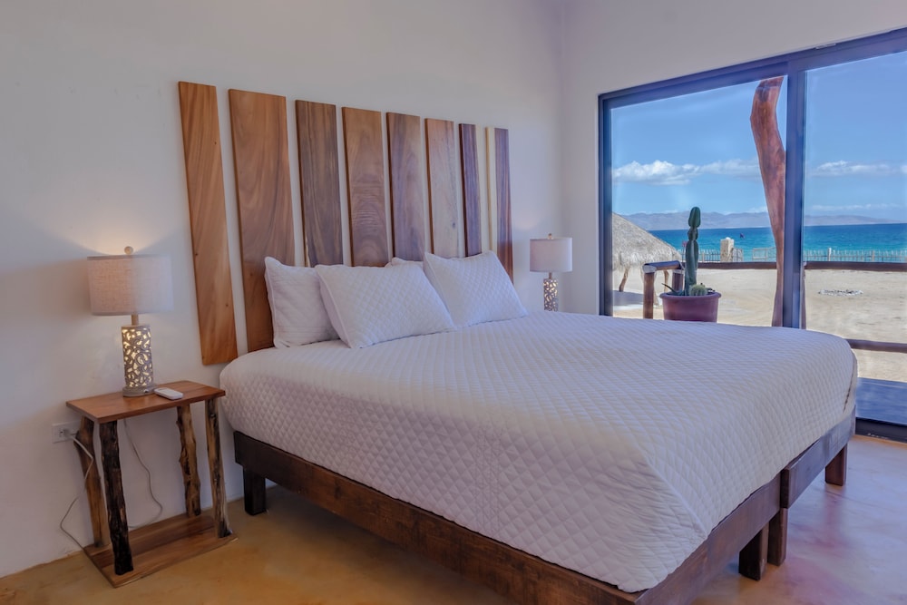 Comfort Cabin, 1 King Bed, Beach View, Beachfront photo 1