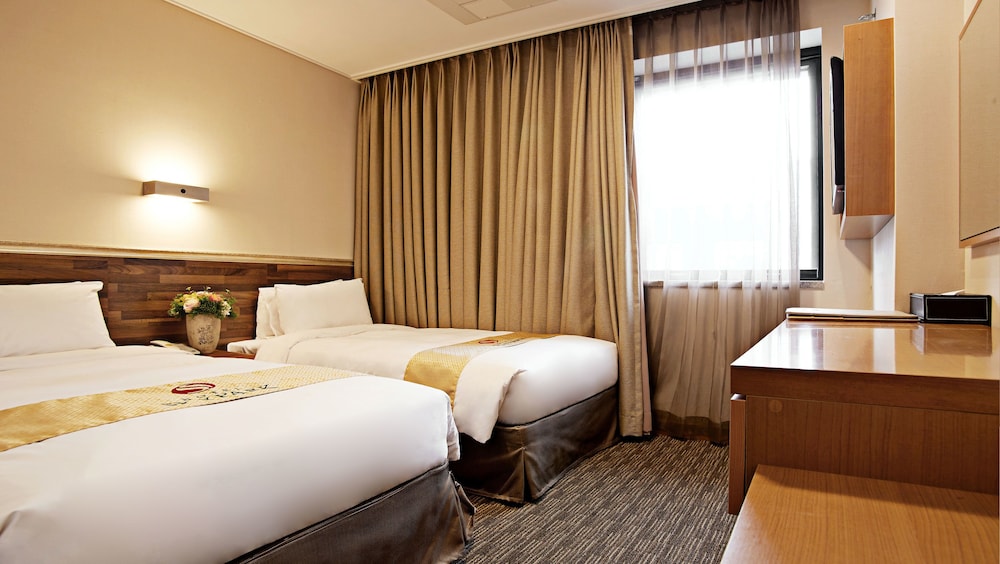 Standard Twin Room - Photo 1