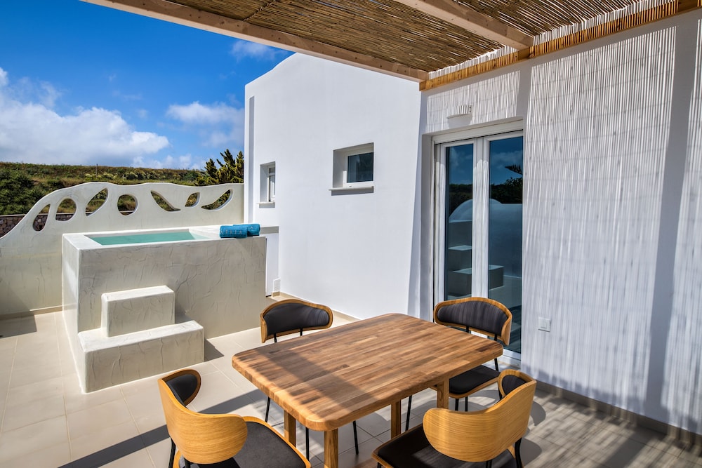 Aelia Suite, Sea View & Outdoor Hot Tub - Photo 4
