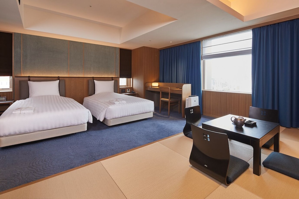 Corner Suite, Non Smoking with Executive Lounge Access (Single Use)