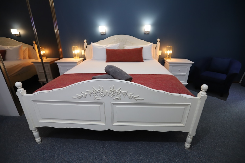 Honeymoon Suite, 1 King Bed (Not Pet Friendly) photo 3