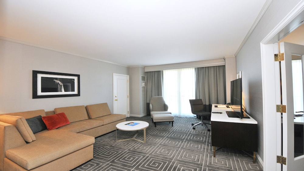 Suite, 1 Bedroom, Balcony (Plaza View) - Photo 10