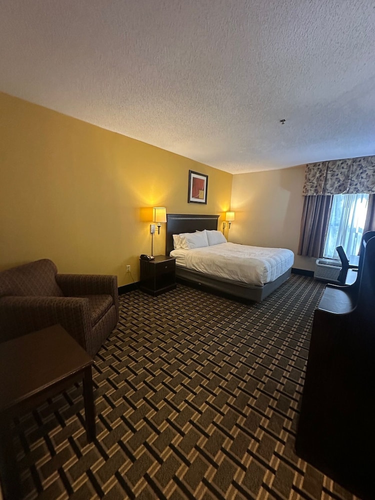 Standard Room, 1 King Bed, Accessible Bathtub photo 1