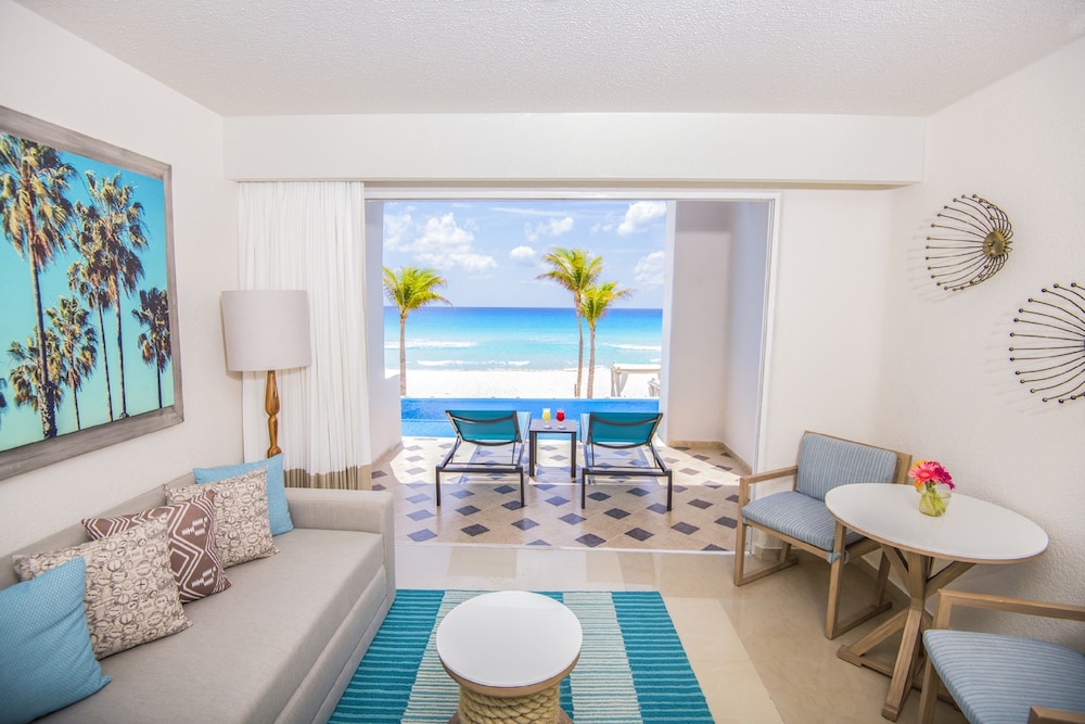 Junior Room, 1 King Bed, Beachfront (Infinity Swim Up)