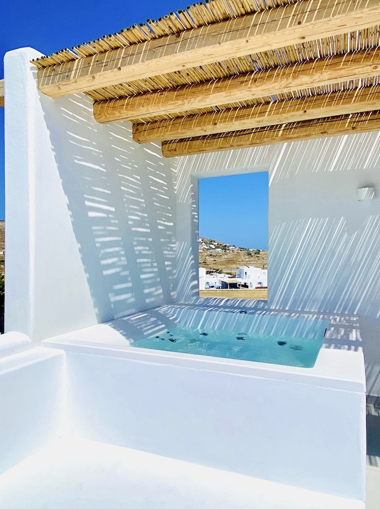 Junior Suite with Outdoor Hot Tub & Horizon View photo 2