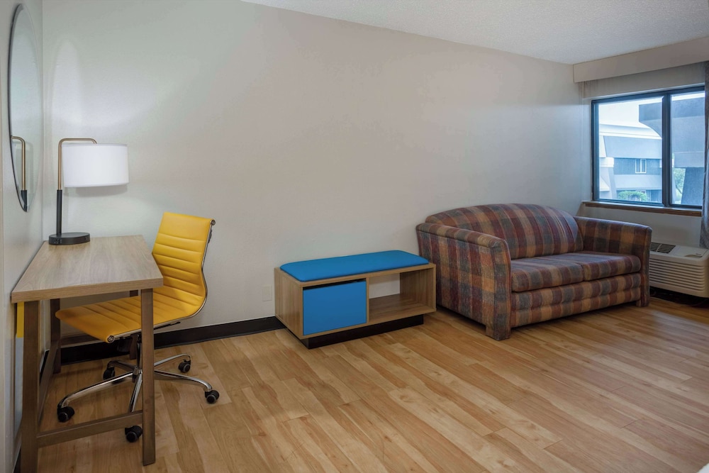 Studio Suite, 1 King Bed, Non Smoking - Photo 4