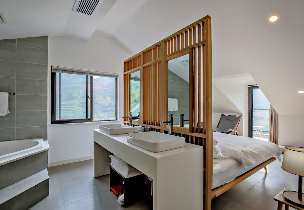 Deluxe Bathtub Room with Balcony photo 1