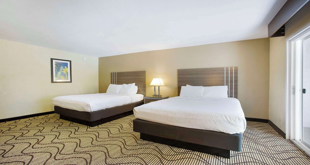 Standard Room, 2 Queen Beds, Non Smoking, Refrigerator & Microwave photo 3