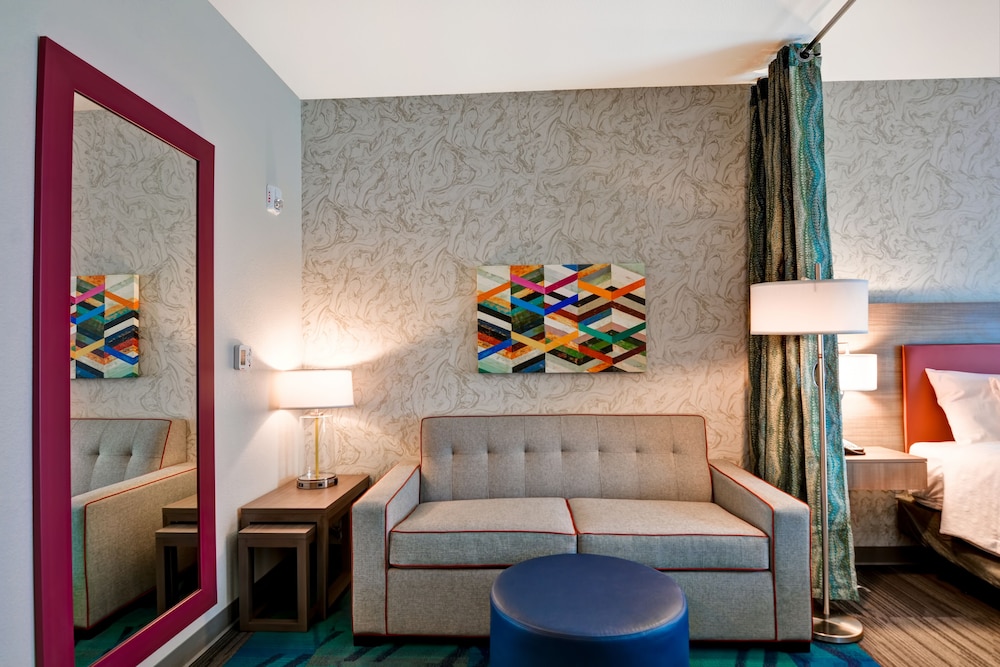 Suite, 1 King Bed, Accessible, Bathtub - Photo 1