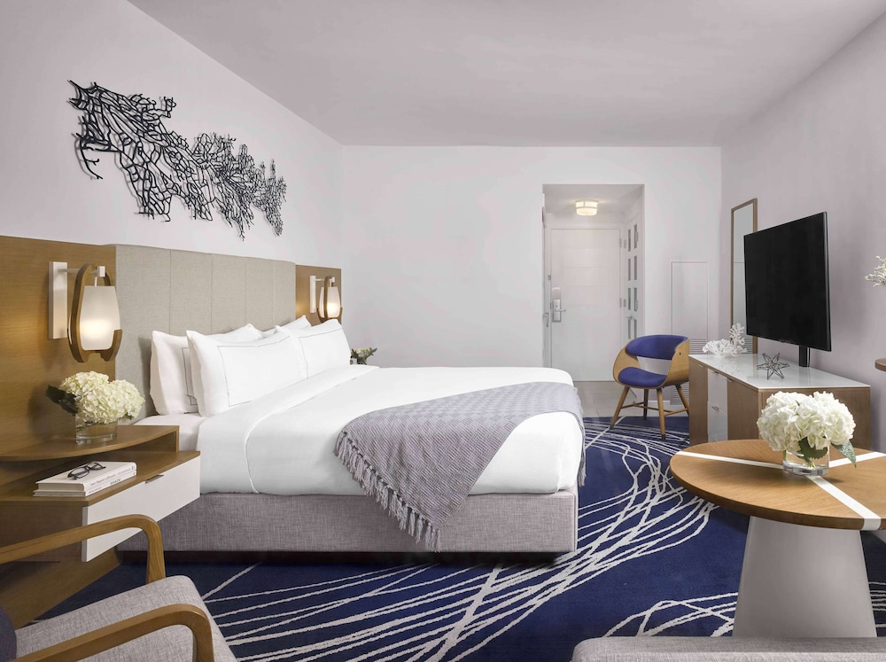 Room, 1 King Bed, Tower - Photo 2