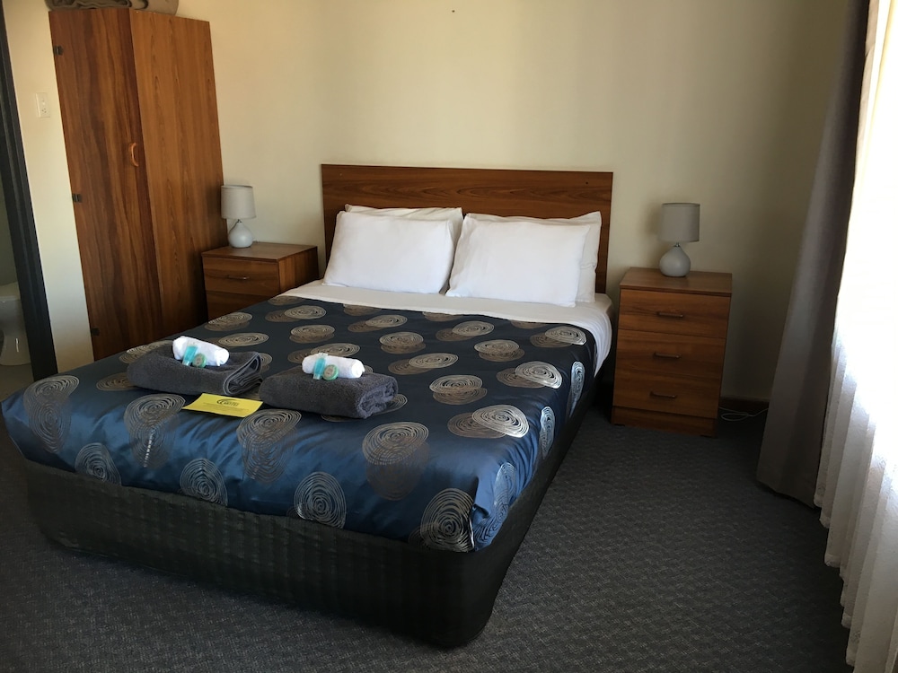 Standard Room, 1 Queen Bed photo 3