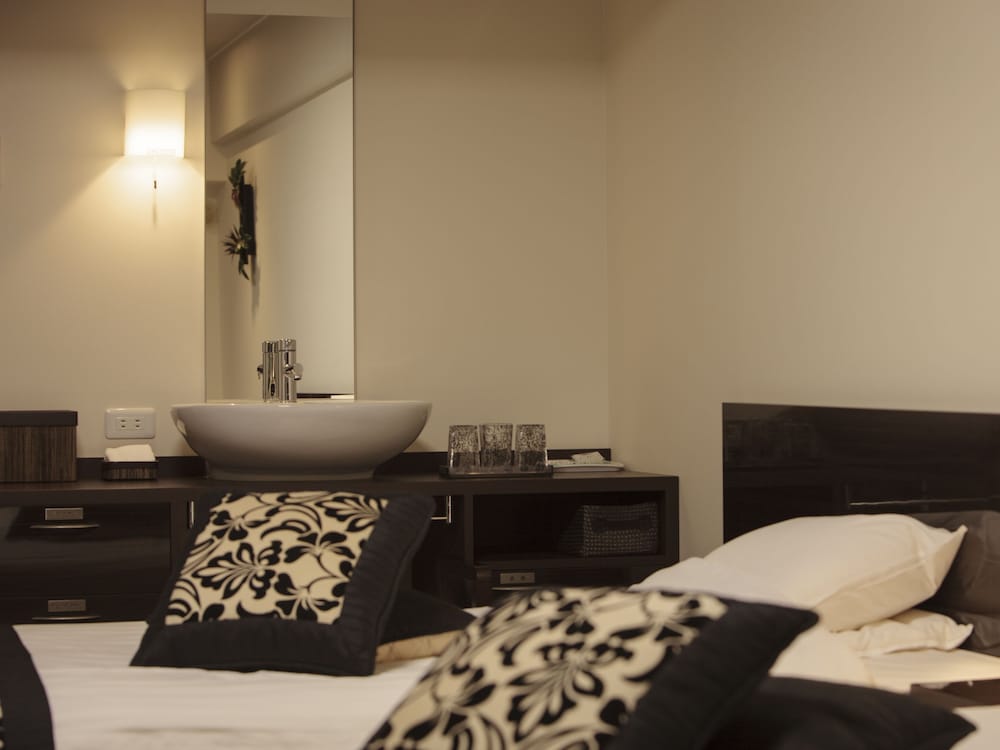 Moderate Twin Room, Non Smoking, Lake View photo 2