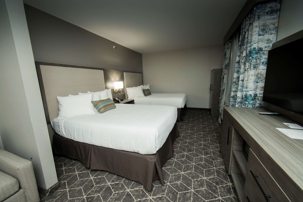 Suite, 2 Queen Beds, Non Smoking, Refrigerator & Microwave (with Sofabed) - Photo 4