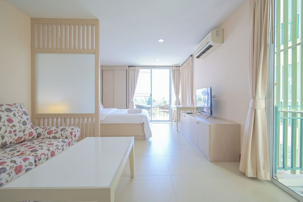 Deluxe Room - Photo 13