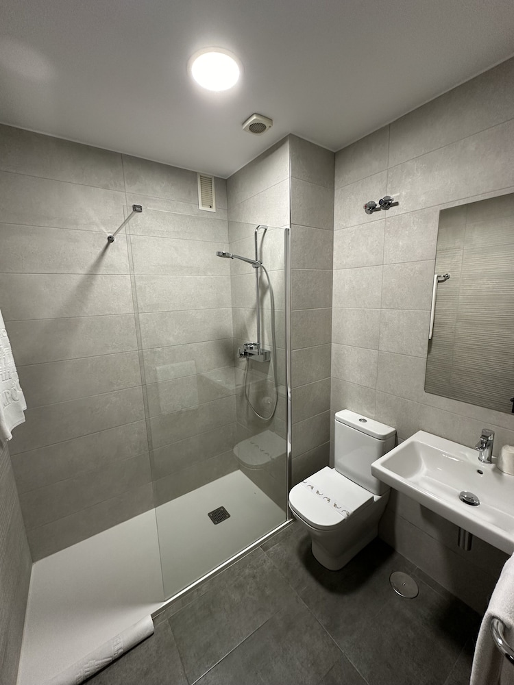 Standard Double or Twin Room - Photo 20
