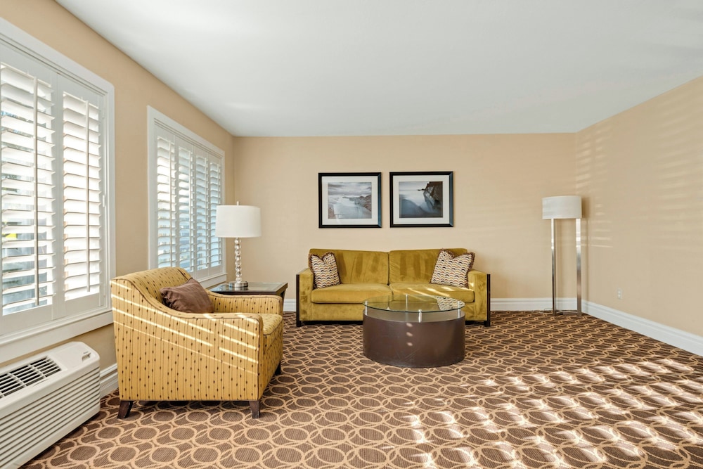 Suite, 1 Bedroom, Poolside (1 Queen) - Photo 8