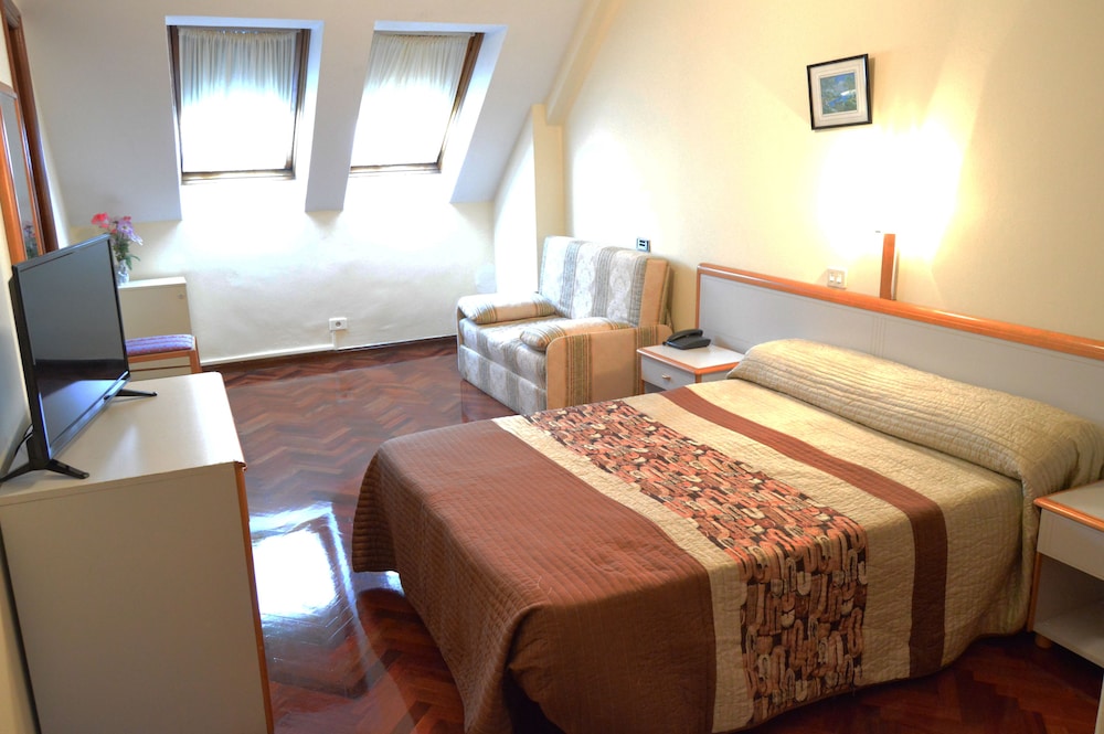 Twin Room (with Extra-Bed) photo 2